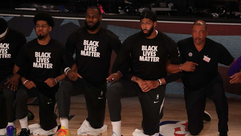 Imagen: Los jugadores de los Lakers, arrodillados antes del inicio del encuentro