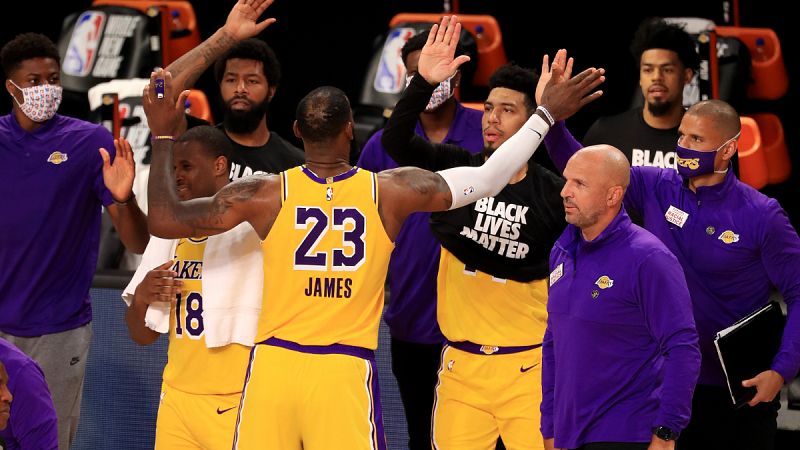 Imagen: LeBron James celebra la victoria con sus compañeros