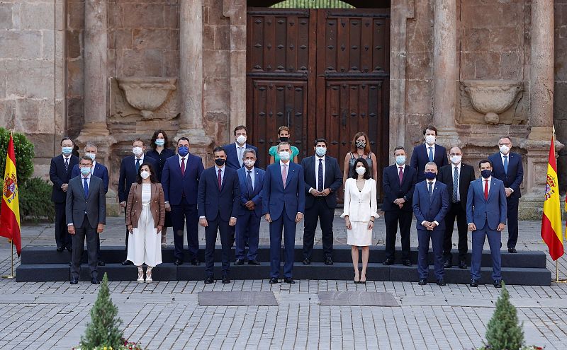 Foto de familia de la conferencia de presidentes que se celebra en el  monasterio de San Millán de Yuso, en San Millán de la Cogolla, encabezada por el rey Felipe VI.  Finalmente el lehendakari Urkullu ha asistido a la cita.