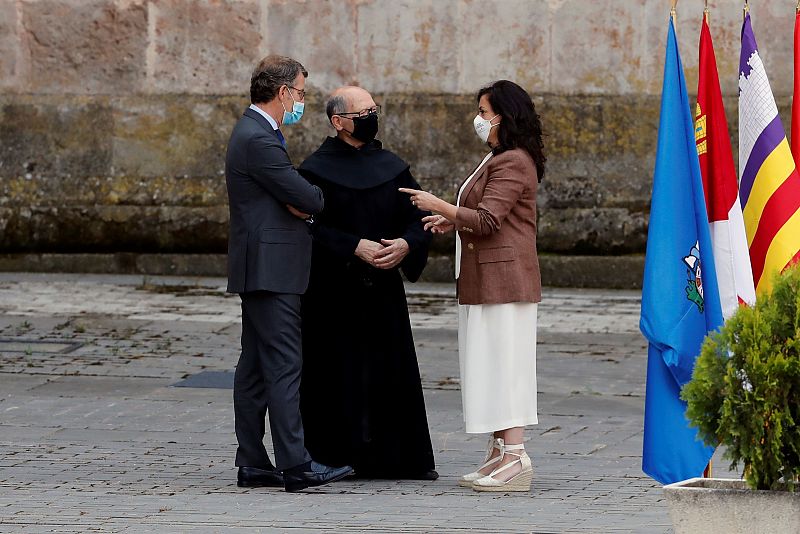 El presidente de la Xunta, Alberto Núñez Feijóo (i) es recibido por la presidenta riojana, Concha Andreu (d) y por uno de los monjes del monasterio de San Millán de Yuso, donde se celebra la primera conferencia de presidentes presencial.