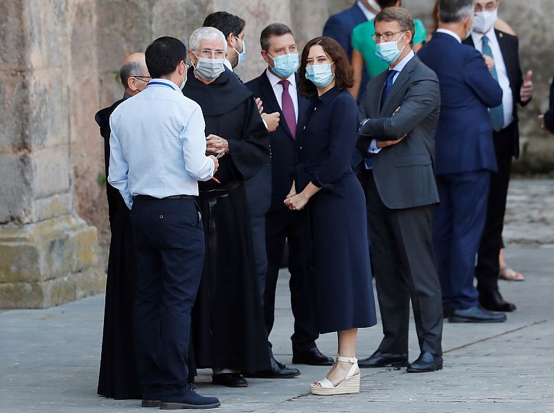 La presidenta de la Comunidad de Madrid, Isabel Díaz Ayuso (c) a su llegada al monasterio de San Millán de Yuso, en San Millán de la Cogolla (La Rioja) para participar en la conferencia de presidentes.