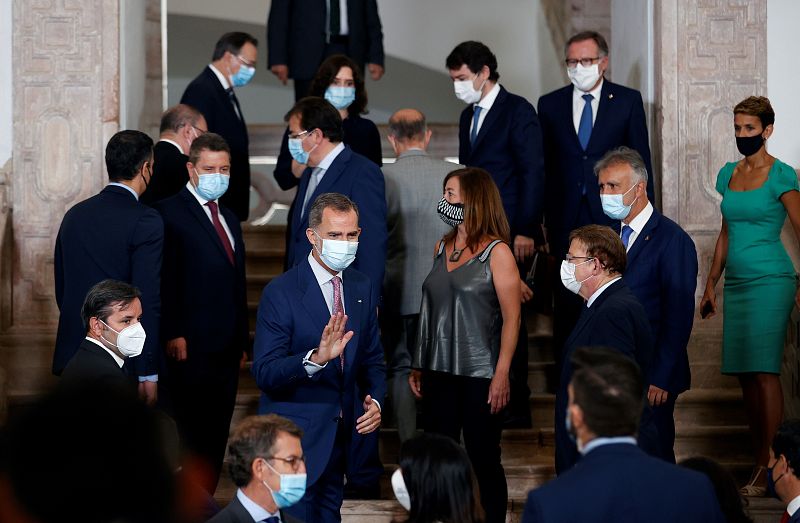 El rey Felipe VI y el presidente del Gobierno, Pedro Sánchez, en un ambiente distendido en la sesión de fotos previa a la conferencia de presidentes autonómicos que se celebra en el monasterio de San Millán de Yuso, en San Millán de la Cogolla.