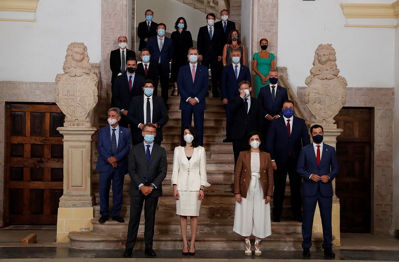 Foto de familia en la escalinata del monasterio de San Millán de Yuso, en San Millán de la Cogolla (La Rioja), donde se reúne la conferencia de presidentes autonómicos.