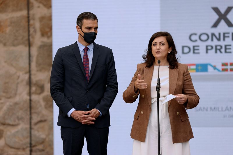 El presidente del Gobierno, Pedro Sánchez, escucha la intervención de la jefa del Ejecutivo de la Rioja, Concha Andreu, anfitriona de la conferencia de presidentes.