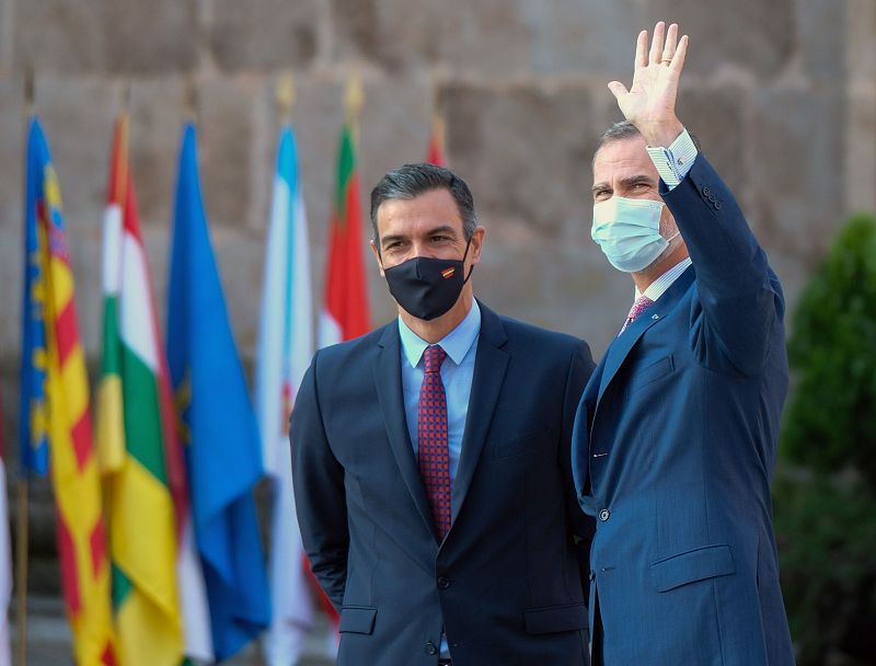 El rey Felipe VI (d) y el presidente del Gobierno, Pedro Sánchez (i), a su llegada a la XXI Conferencia de Presidentes celebrada en el Monasterio de San Millán de Yuso, en San Millán de la Cogolla (La Rioja).