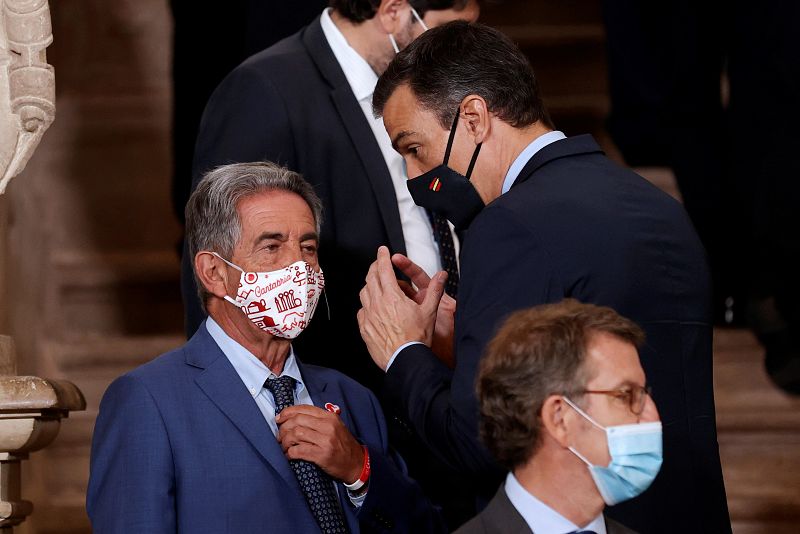 El presidente del Gobierno, Pedro Sánchez, tras el posado para la foto de familia de la conferencia de presidentes, conversa con el presidente de Cantabria, Miguel Ángel Revilla, que lleva una mascarilla muy original.