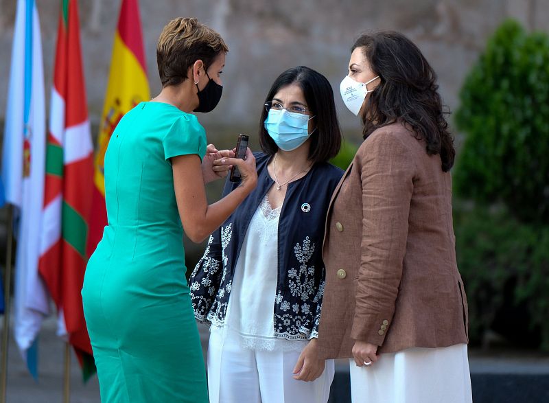 La presidenta de Navarra, María Chivite (i), la jefa del Ejecutivo de la Rioja, Concha Andreu (d), anfitriona de la conferencia, y la ministra de Política Territorial, Carolina Darias, conversan a su llegada a la Conferencia de Presidentes.