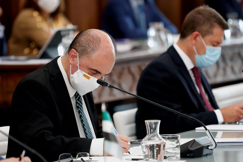 El presidente de Aragón, Javier Lambán (i) y el de Castilla-La mancha, Emiliano García-Page, asisten a la Conferencia de Presidentes en el monasterio de San Millán de Yuso, en San Millán de la Cogolla (La Rioja).