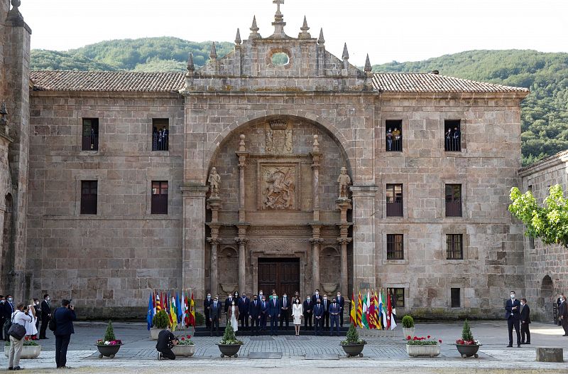 Foto de familia de la conferencia de presidentes ante la portada barroca del monasterio de San Millán de Yuso, en San Millán de la Cogolla (La Rioja). Se busca el consenso para el reparto de los fondos de recuperación europeos.