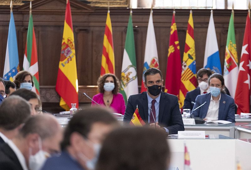 El presidente del Gobierno, Pedro Sánchez, durante la reunión de la conferencia de presidentes que se celebra en el refectorio del monasterio de San Millán de Yuso, en San Millán de la Cogolla (La Rioja).