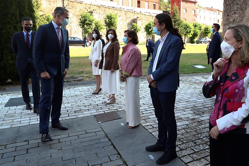 El rey Felipe VI (2i) y el presidente del Gobierno, Pedro Sánchez (i), saludan a varios miembros del Gobierno y otras instituciones.