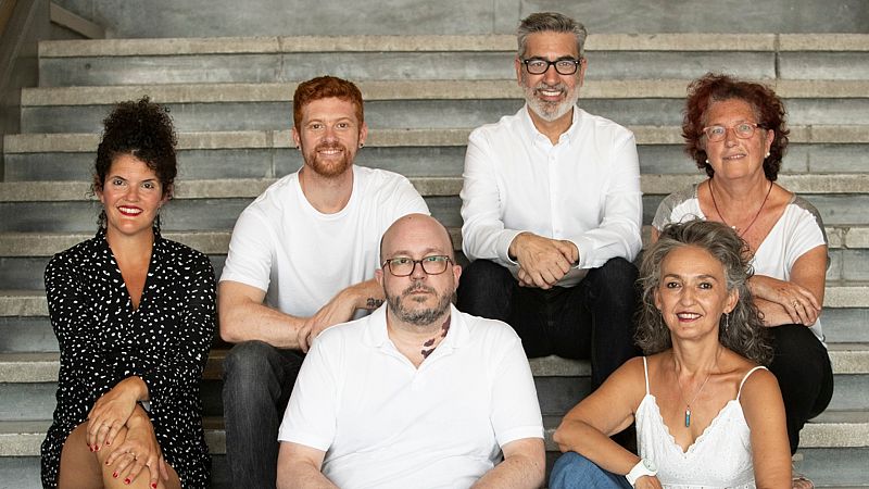 El equipo de 'Memoria de delfín', en la escalera de doble tiro que preside la entrada del Edificio Marconi