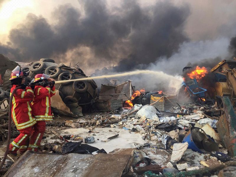 Los bomberos luchan contra las llamas