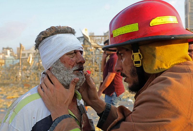 Los servicios de emergencia atienden a un herido