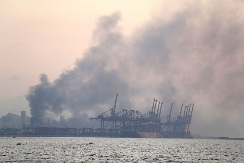 Vista de la nube de humo desde el puerto de Beirut