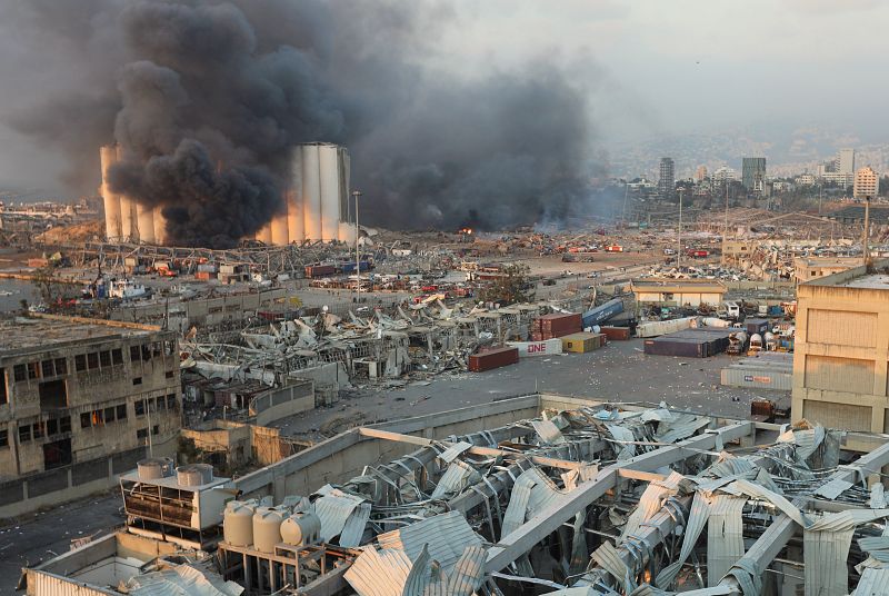 Vista del incendio en el puerto de Beirut