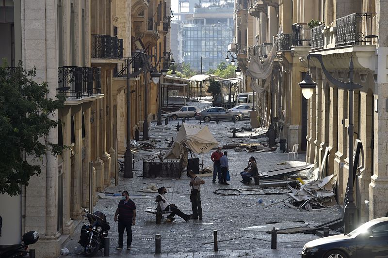 Comercios del centro de Beirut afectados por la explosión