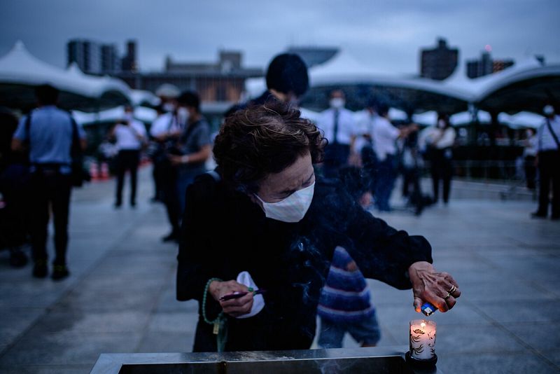 Una visitante quema incienso para rendir homenaje a las víctimas en el 75 aniversario del bombardeo de Hiroshima.