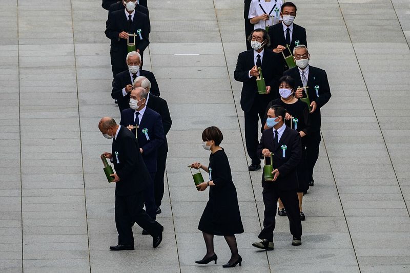 Un ritual de agua ha completado los actos de la ceremonia en memoria de las víctimas de las bombas nucleares en el 75 años después de su lanzamiento.