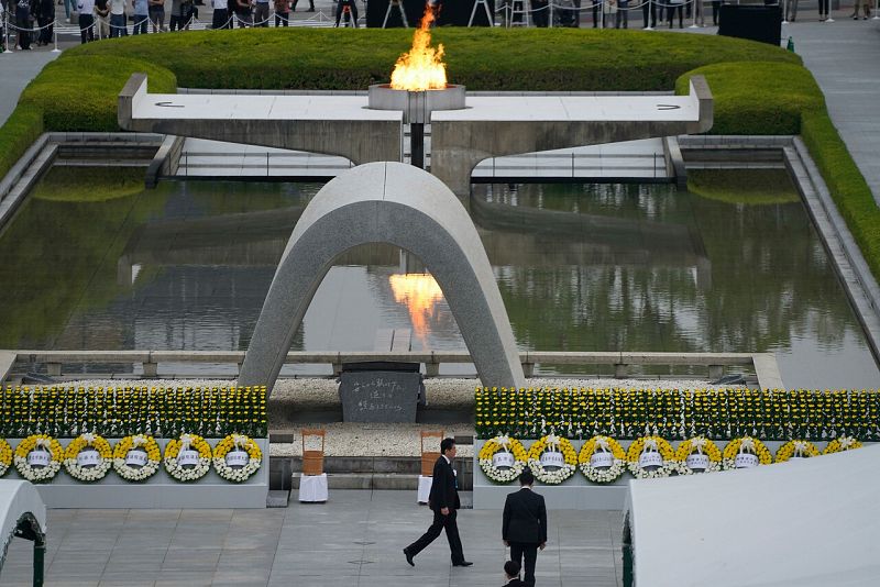 El primer ministro de Japón, Shinzo Abe, camina frente al cenotafio conmemorativo antes de pronunciar un discurso.