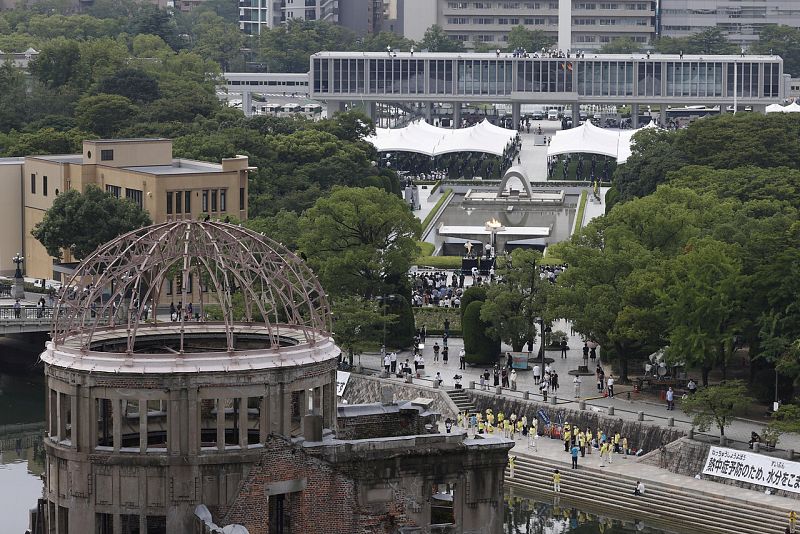 La cúpula de la bomba nuclear se ve frente al lugar que celebra una ceremonia para conmemorar el 75 aniversario con menos asistentes de lo habitual debido al coronavirus.