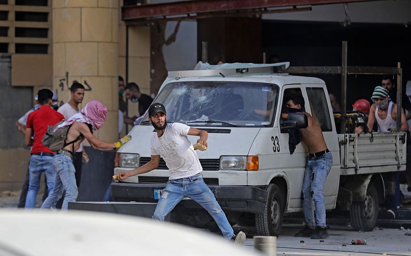 Un grupo de manifestantes arroja objetos a la Policía