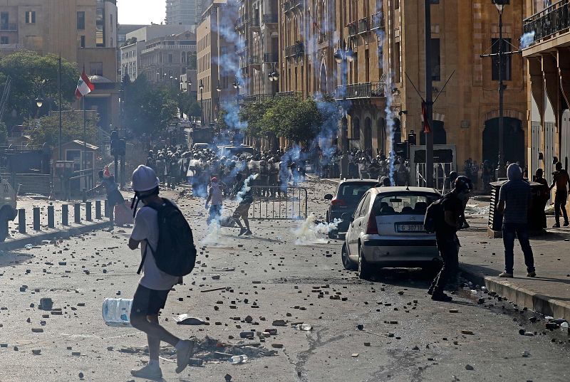 La Policía intenta dispersar a los manifestantes en el centro de Beirut
