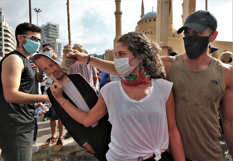 Un grupo de manifestantes porta un cartel con la foto del líder del Movimiento Patriótico Libre, Gebran Gerge Bassil, con una soga