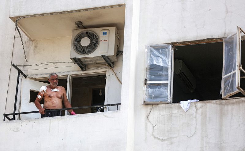 Un hombre herido en el balcón de su casa, dañada por la gran explosión en el puerto