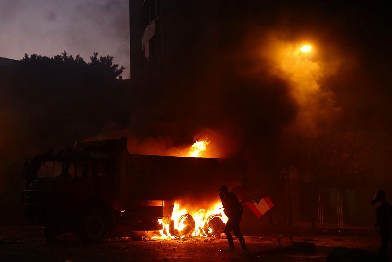 Un camión ardiendo en el centro de Beirut