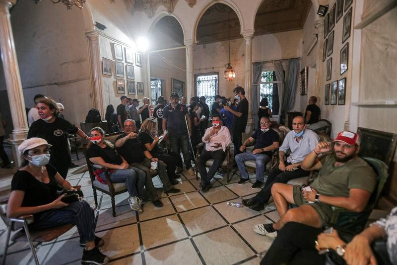 Un grupo de manifestantes en el Ministerio de Asuntos Exteriores