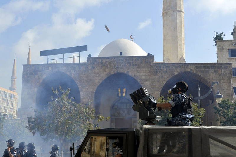 La Policía lanza botes de gas lacrimógeno