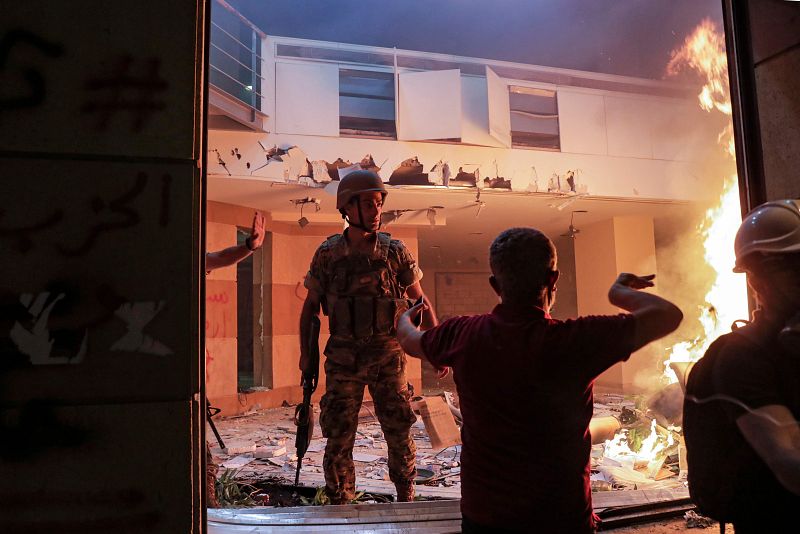 Un manifestante habla con un soldado en la sede de la asociación libanesa de bancos, en el centro de Beirut