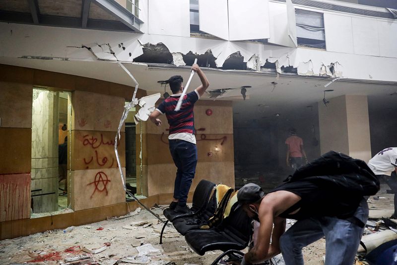 Un grupo de manifestantes destroza el interior de la asociación libanesa de bancos, en el centro de Beirut