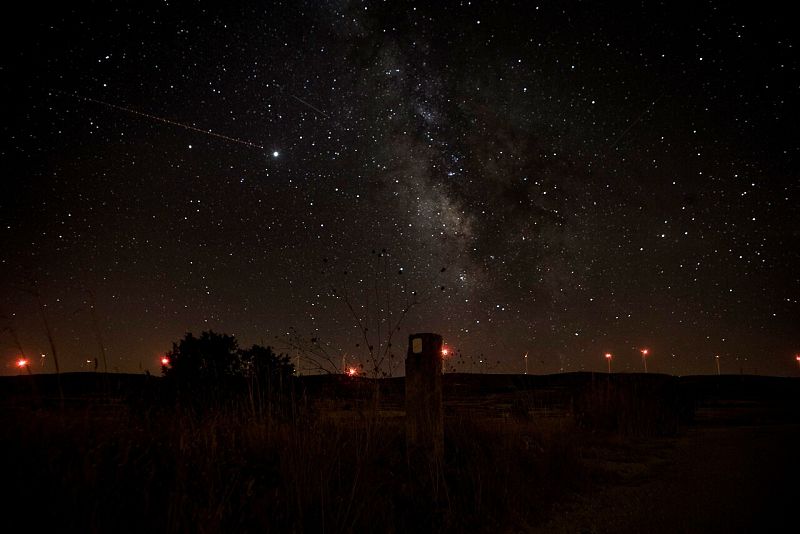 Las Perseidas brillan en el cielo en el pueblo de Fuendetodos, en Zaragoza.