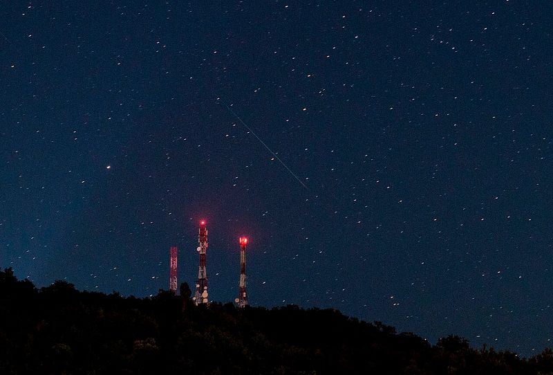 Un meteoro de las Perseidas cruza el cielo cerca de la ciudad de Ohrid, en Macedonia.