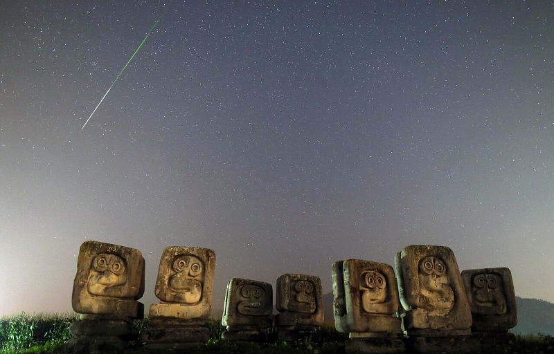 Un meteoro atraviesa las estrellas en el cielo nocturno sobre la necrópolis de Smrike para las víctimas del fascismo durante la lluvia de meteoros Perseidas en Novi Travnik, Bosnia y Herzegovina.