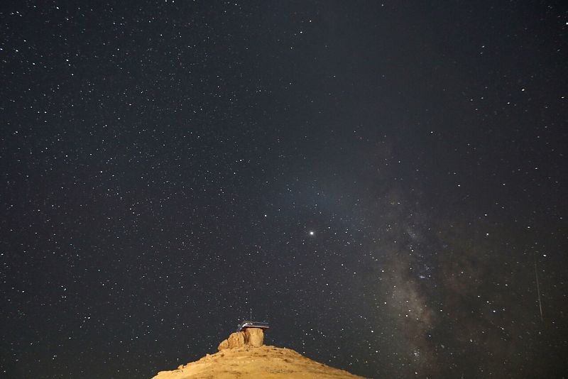 Un meteoro de las Perseidas cruza el cielo sobre la capilla en las montañas Jizera en Korenov, República Checa.