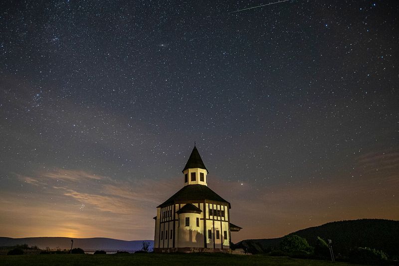 Un meteoro de las Perseidas cruza el cielo sobre la capilla de las montañas Jizera en Korenov, República Checa.