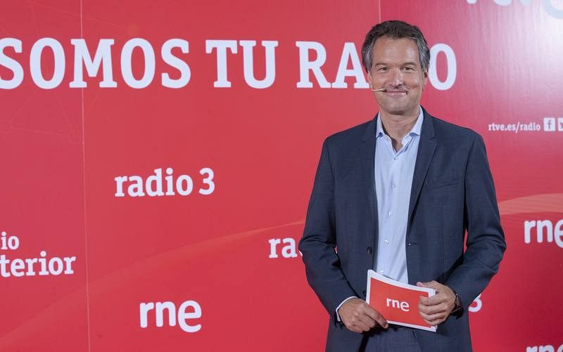 Íñigo Alfonso se mantiene al frente de 'Las mañanas de RNE'.