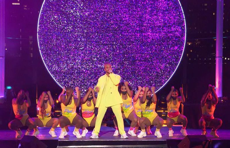Maluma interpretando su tema 'Hawái' durante los MTV Video Music Awards 2020.