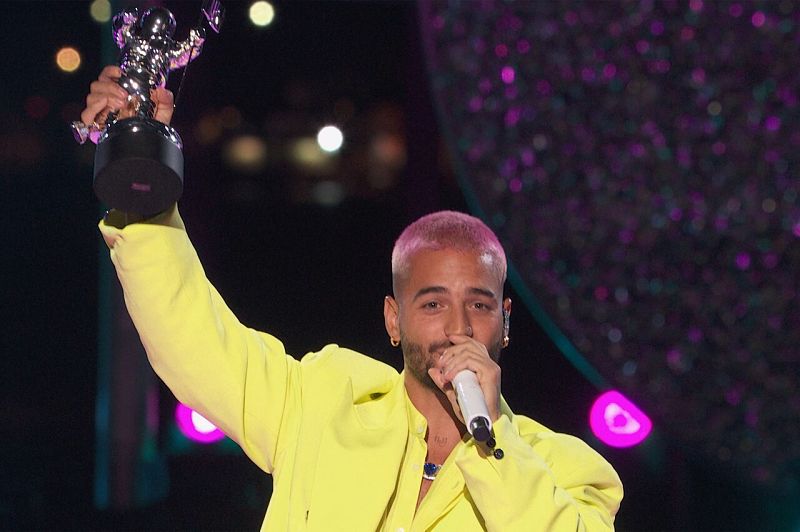 El cantante colombiano Maluma recogiendo el premio a la Mejor Música Latina por "Que Pena" durante los MTV Video Music Awards 2020.