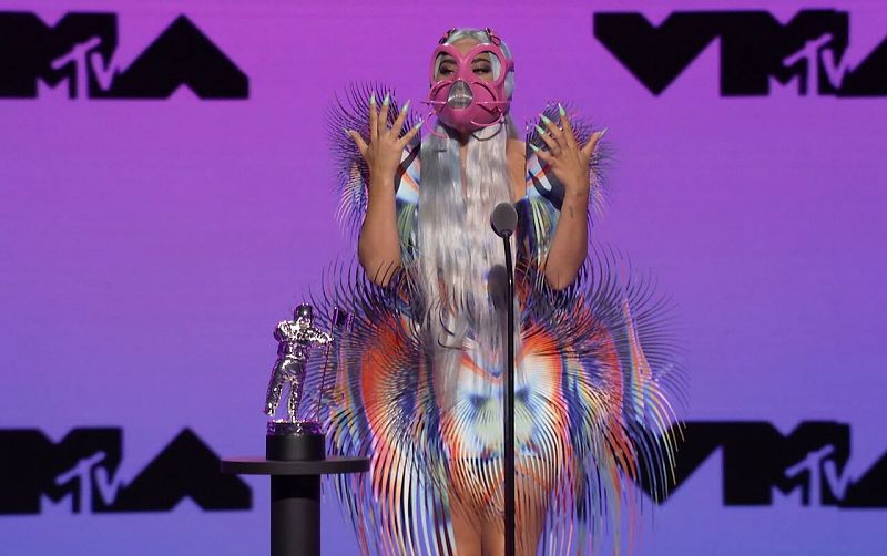 Lady Gaga acepta el premio a la mejor colaboración por "Rain On Me" durante los MTV.