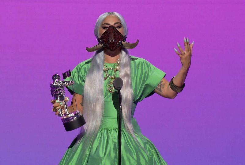 La cantante y compositora estadounidense, Lady Gaga, recoge el premio a la canción del año por "Rain On Me" durante los MTV. 