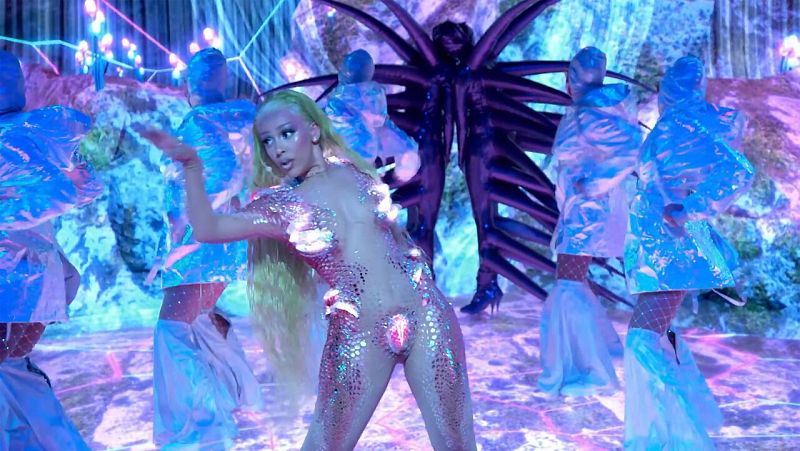 La cantante estadounidense, Doja Cat, actuando durante los MTV Video Music Awards 2020.