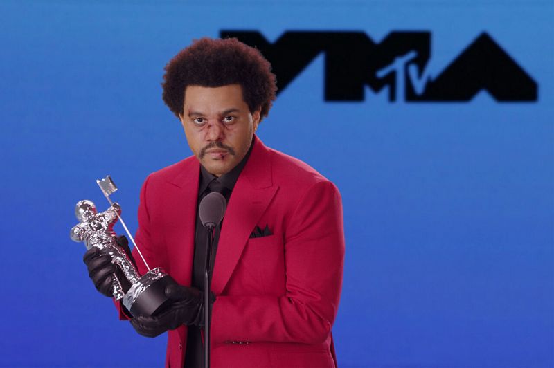 El cantautor canadiense The Weeknd recoge el premio al Mejor R&B por "Blinding Lights" durante los MTV.