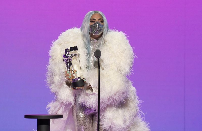 La cantante y compositora estadounidense, Lady Gaga, recoge el premio al Artista del Año durante los MTV Video Music Awards 2020.