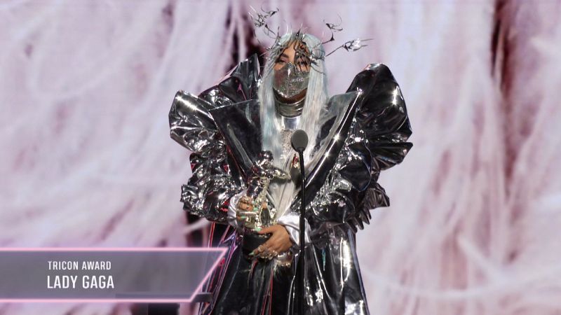 Lady Gaga durante la alfombra de los MTV VMAs