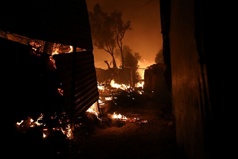 Las llamas deboran el campamento de Moria