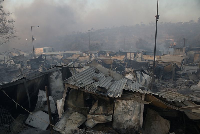 Vista de los refugios destruidos tras el incendio